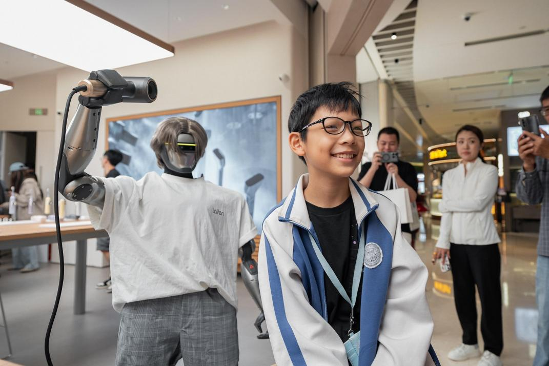 徕芬深圳首家线下旗舰店，体验众擎赛博店员吹发