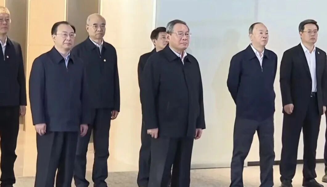 李强总理在广东调研，视察众擎人形机器人现场演示